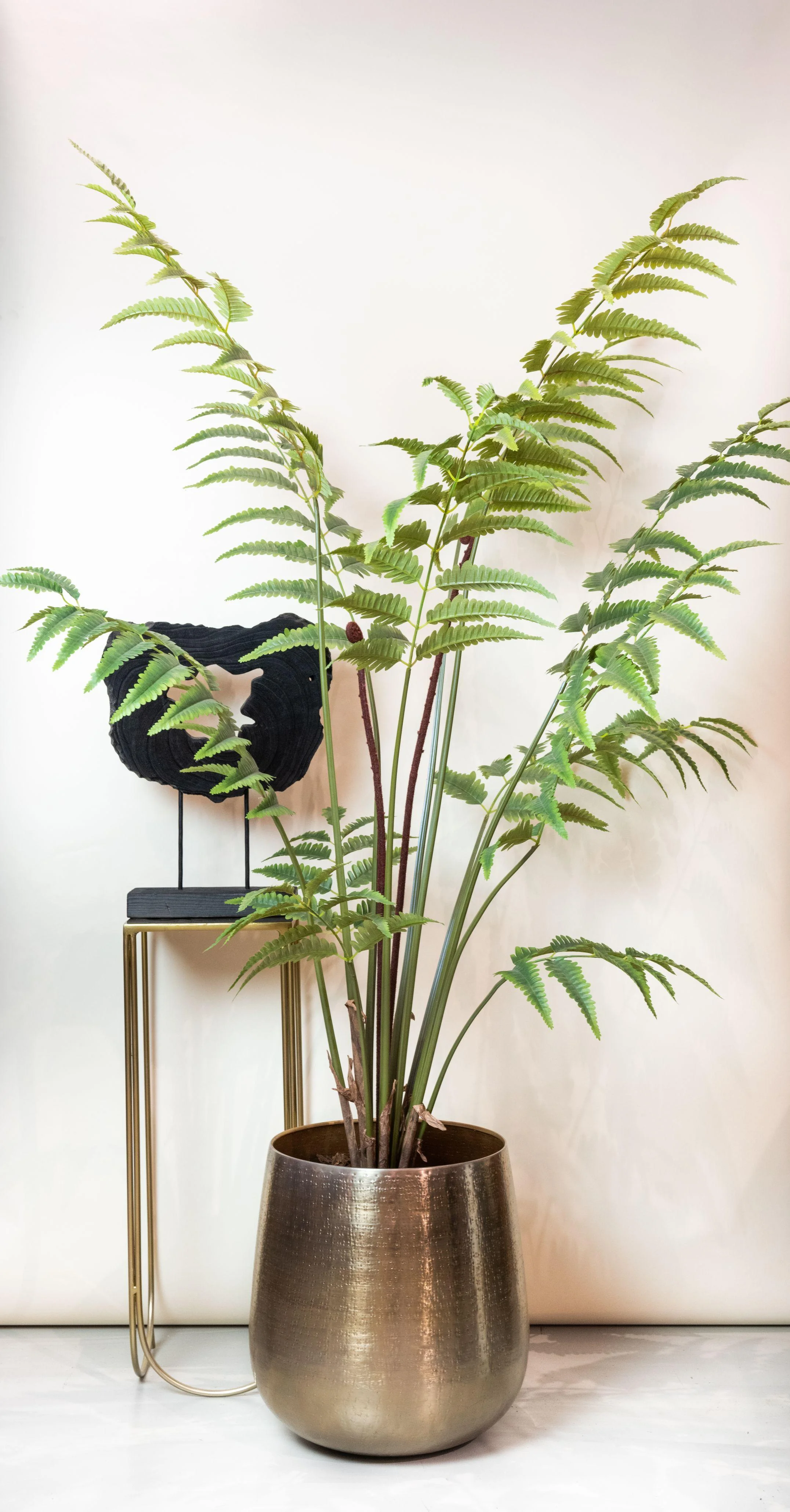 Kunstpflanze Lederfarn im Raum