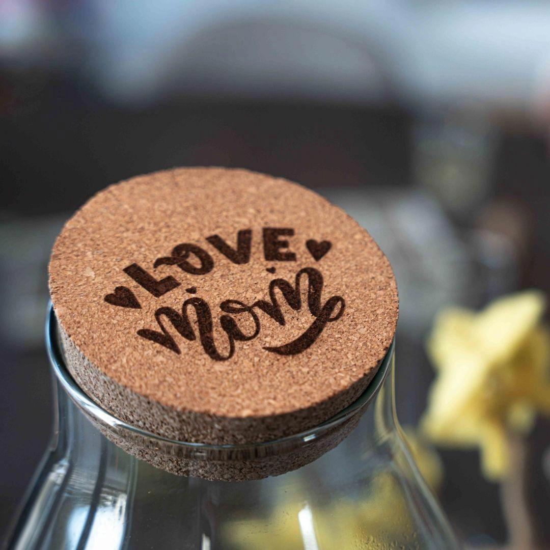 Detailaufnahme des Terrariums mit Pflanzen und LOVE MOM Korken