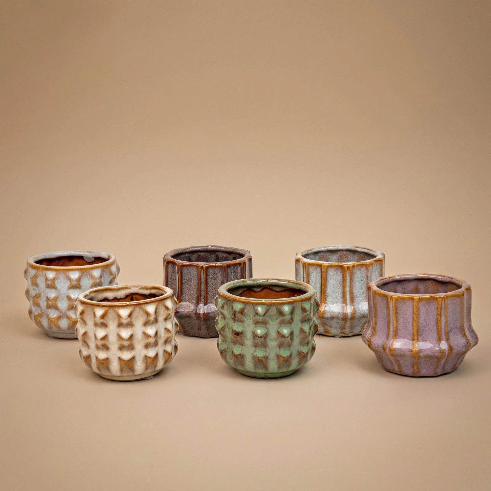 Detailansicht San Juan Keramik Töpfe mit Sukkulenten und Hoya