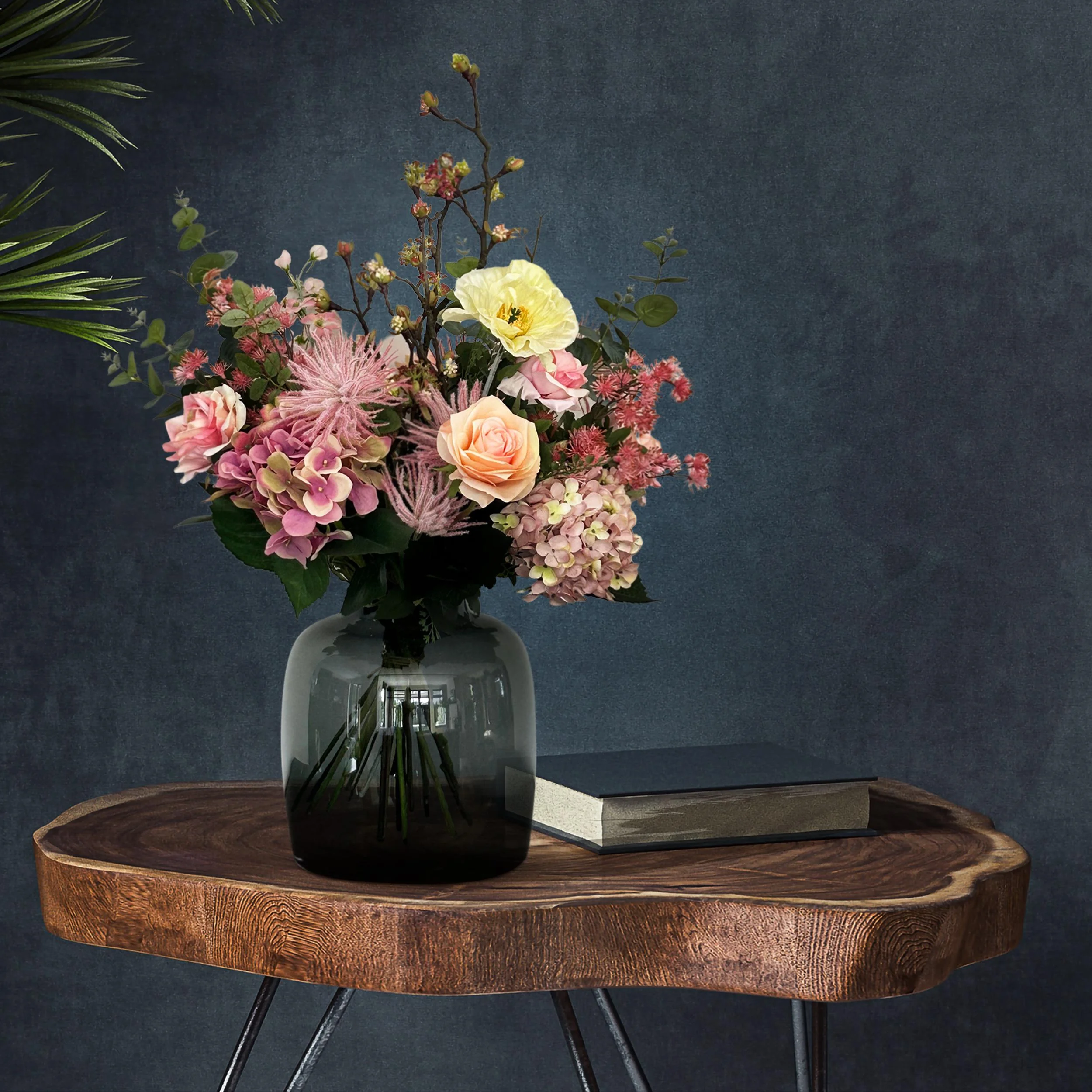 Kunstblumenstrauß in Raum